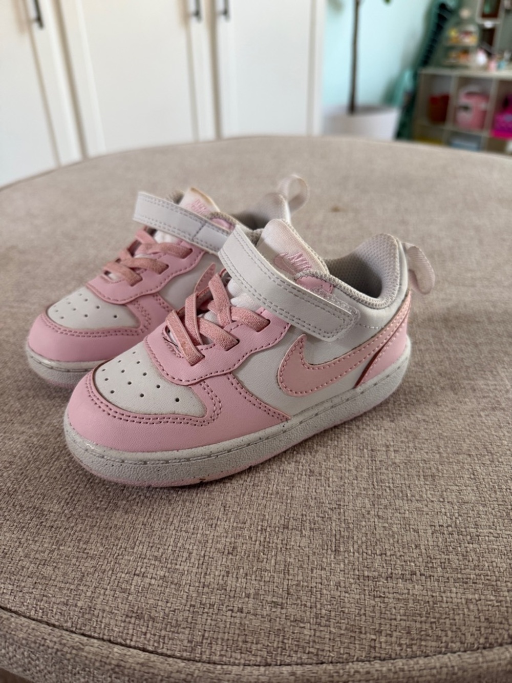 Nike Kids Pink and White Velcro Low-Top Sneakers